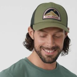 FJÄLLRÄVEN BADGE LÅNGTRADARKEPS Unisex - Cap 9 FJÄLLRÄVEN BADGE LÅNGTRADARKEPS Unisex - Cap -FJÄLLRÄVEN Verkaufsgeschäft 5637915840 e badge langtradarkeps fjaellraeven 24